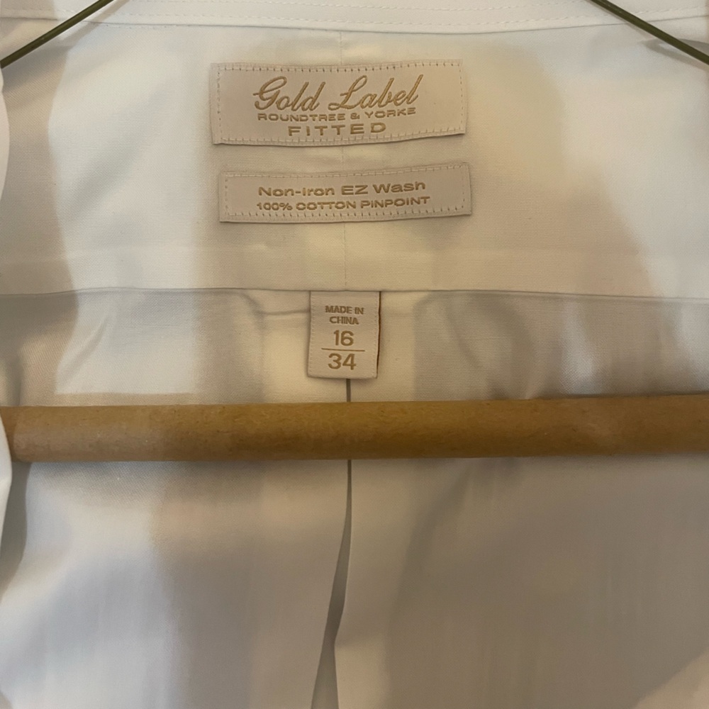 Men’s Roundtree & Yorke white fitted dress shirt. Neck size 16 (size 16/34)
